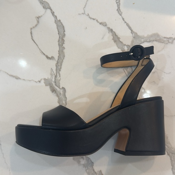 Marc Fisher platform sandal. Size 5 - Picture 2 of 3